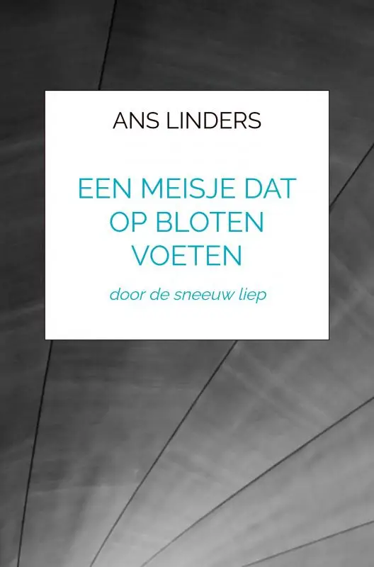 een meisje dat op bloten voeten