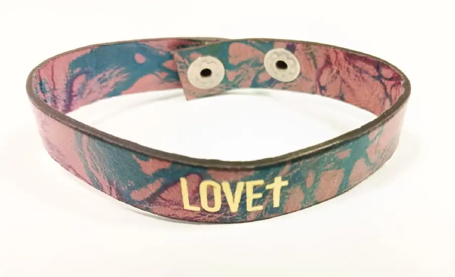 Armband leer Love kruis kleurig