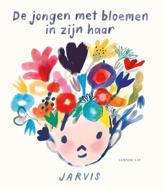 Jongen met bloemen in zijn haar